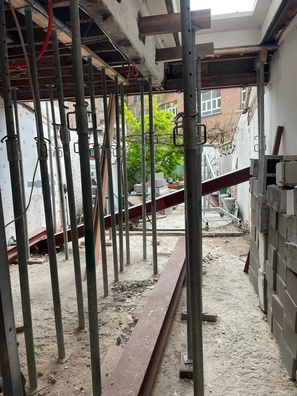 Schoorconstructie tijdens structurele renovatie